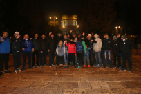 بالصور: شباب مدينة يافا يتسابقون لأداء صلاة الفجر في رحاب المسجد الأقصى المبارك 